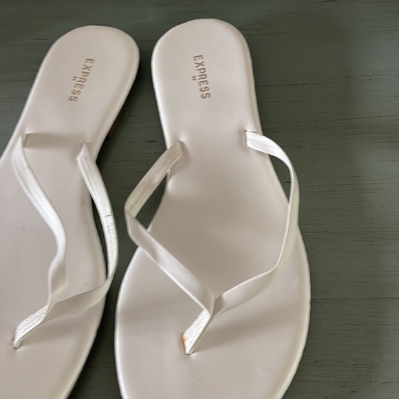 Almost new white flip flops - Picture 3 of 5